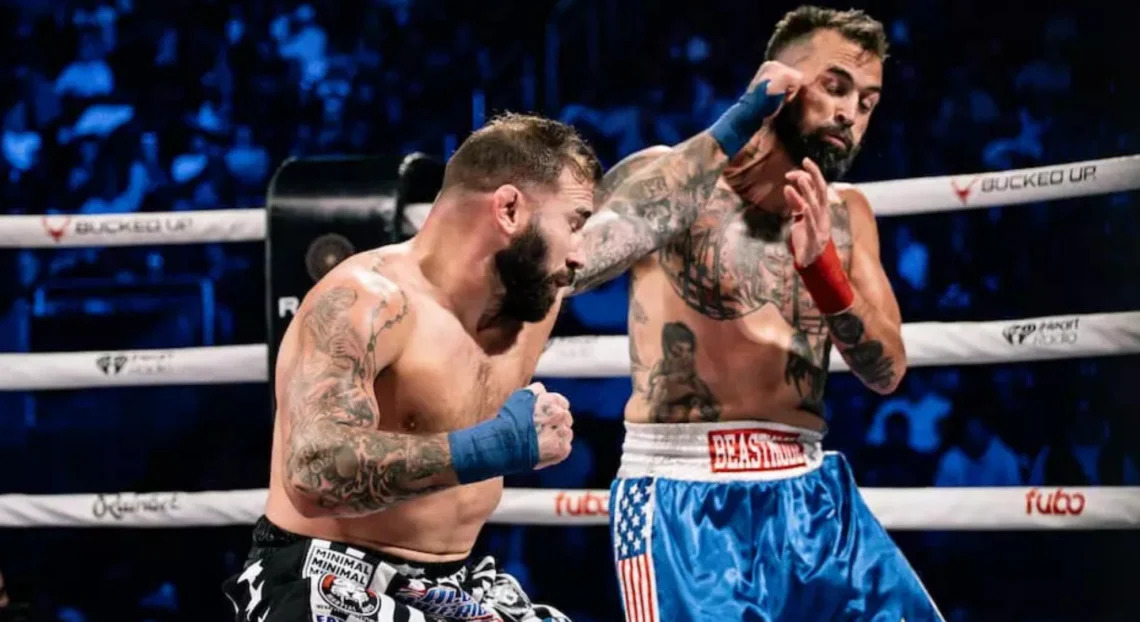Cảnh sát Rivera (trái) tung cú đấm hạ gục đối thủ cao to hơn mình - Ảnh: UFC