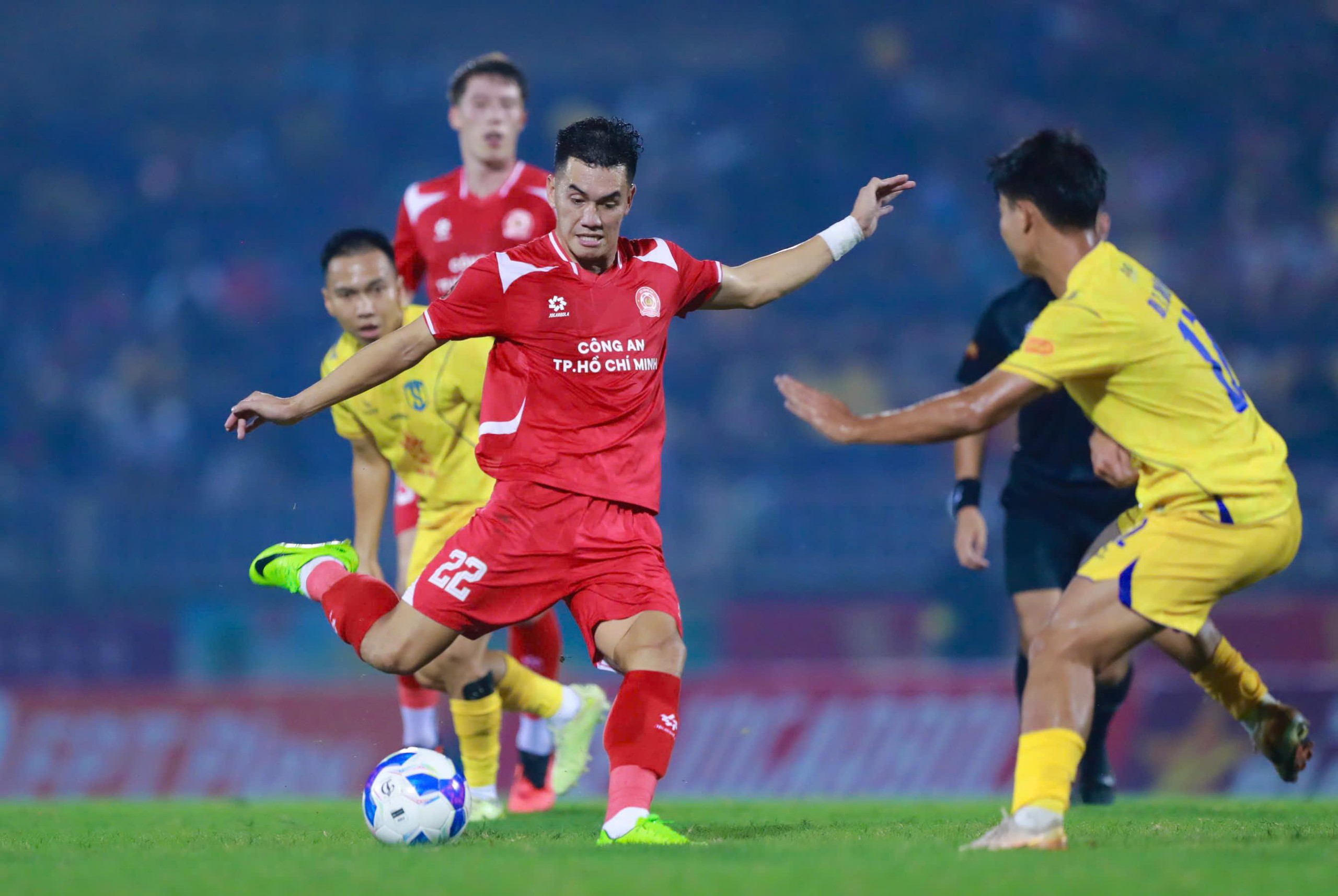 Tiến Linh ( trái ) đạt phong độ cao là tin vui cho đội tuyển VN