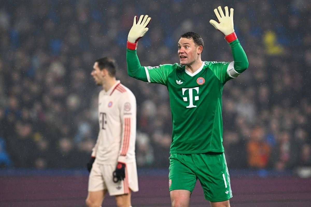 Manuel Neuer nhắc nhở các đồng đội tập trung trong trận Bayern làm khách của Feyenoord trên sân De Kuip, Rotterdam, Hà Lan ngày 22/1/2025. Ảnh: AFP