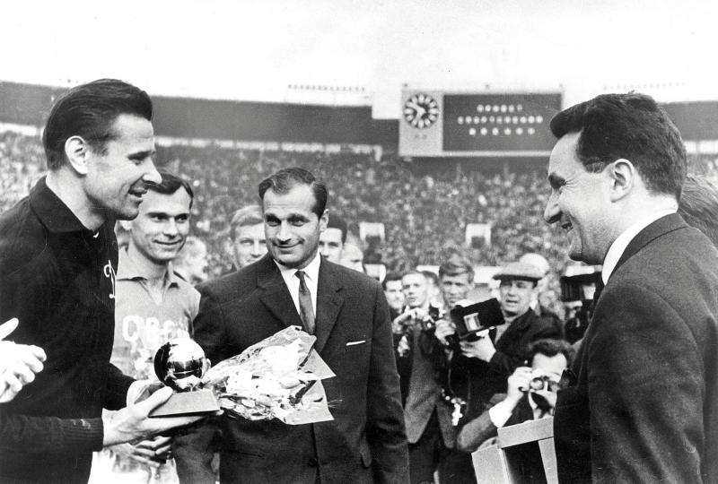 Cố thủ thành Lev Yashin (trái) nhận giải thưởng Quả Bóng Vàng từ Tổng biên tập France Football ngày đó là Max Urbini, vào ngày 27/5/1964. Ảnh: L’Équipe