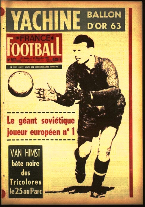 Trang bìa tạp chí Pháp France Football vào năm 1963, với hình ảnh cố thủ thành Lev Yashin giành Quả Bóng Vàng cùng những dòng tít: "Gã khổng lồ Liên Xô" và "Cầu thủ số một châu Âu". Ảnh: France Football