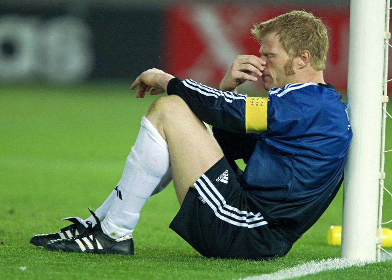 Cựu thủ thành Oliver Kahn sau trận Đức – Brazil ở chung kết World Cup 2002 trên sân Yokohama, Nhật Bản ngày 30/6/2002. Ảnh: AFP