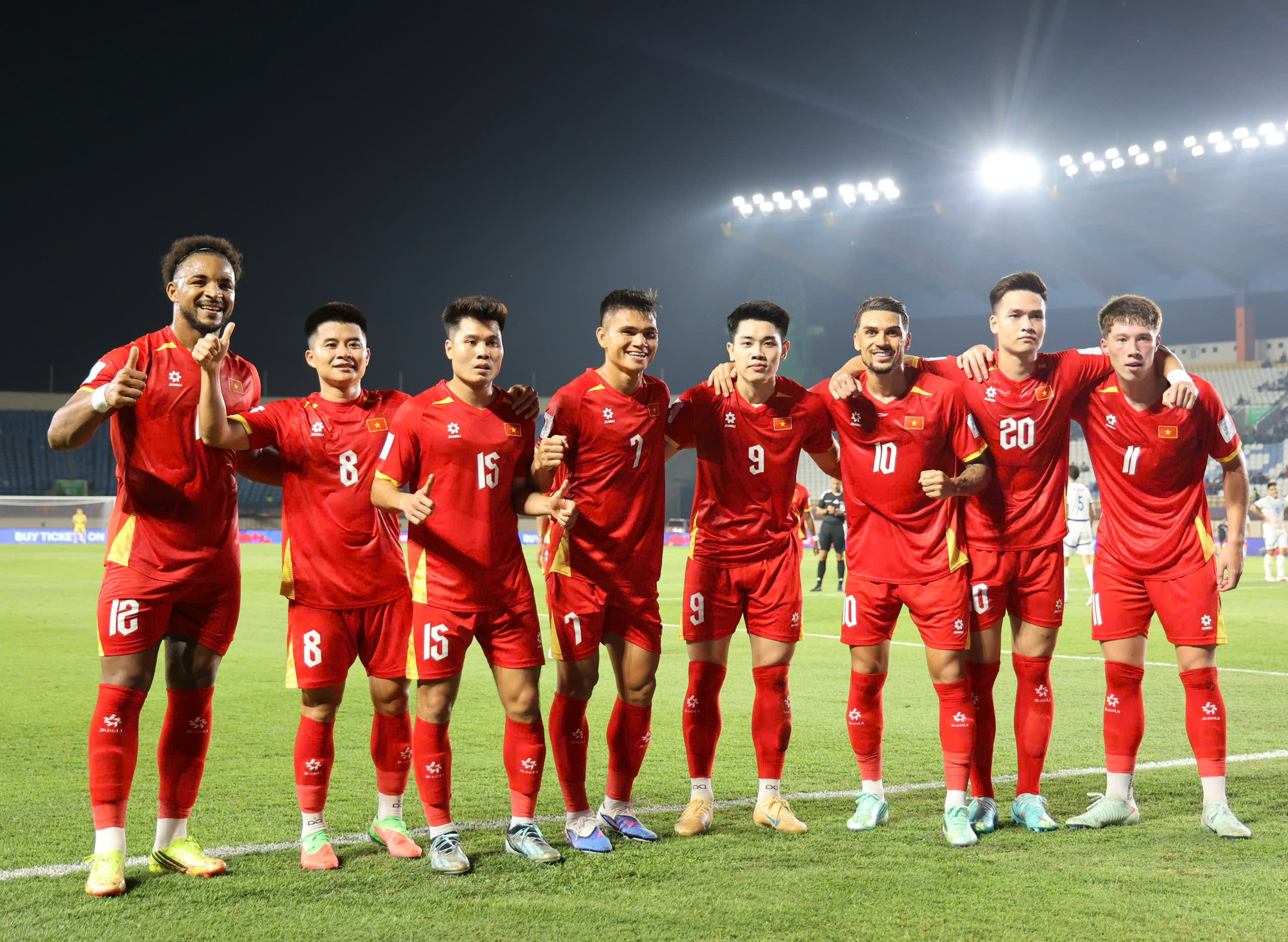Hoàng Hên (thứ ba từ phải sang) vắng mặt tại Asian Cup